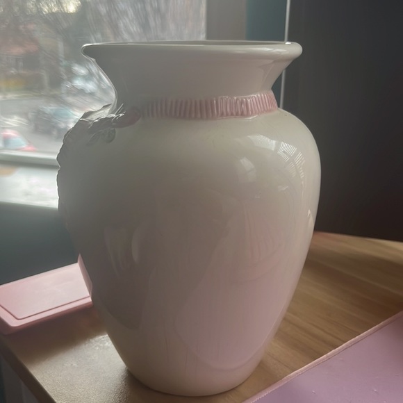 Cute vase with adorable design! - Picture 3 of 4